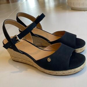 Tommy Hilfiger NWOT Gallie Wedge Espadrille Sandal Black size 9. New